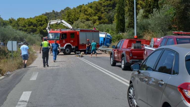 Τραγωδία στη Μεσσηνία: Πώς έγινε το τροχαίο με τους τέσσερις νεκρούς, συνελήφθη ο οδηγός της νταλίκας - Χαροπαλεύει ο 19χρονος