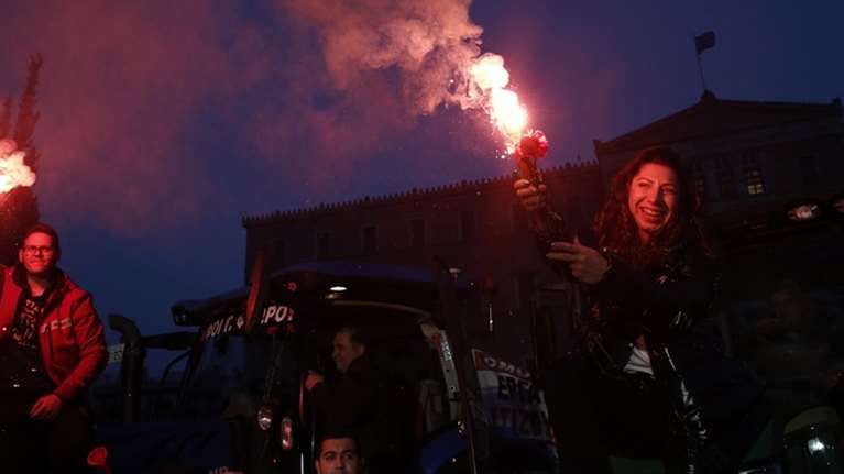 &quot;Εισβολή&quot; τρακτέρ στο Σύνταγμα: Παθιασμένοι οι  αγρότες στο μεγάλο συλλαλητήριο - Συνθήματα, πλακάτ και καπνογόνα