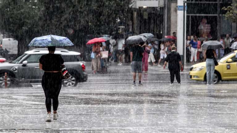 Η κακοκαιρία Atena ξεκίνησε από τη Δυτική Ελλάδα - Ποιες περιοχές θα χτυπήσει τις επόμενες ώρες, τι θα γίνει στην Αττική