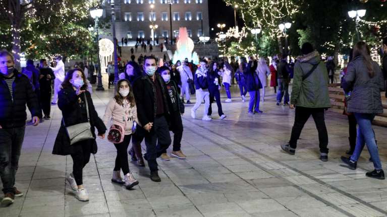 Το καλό και το κακό σενάριο για το πώς θα κάνουμε Χριστούγεννα - Τι φοβίζει την κυβέρνηση