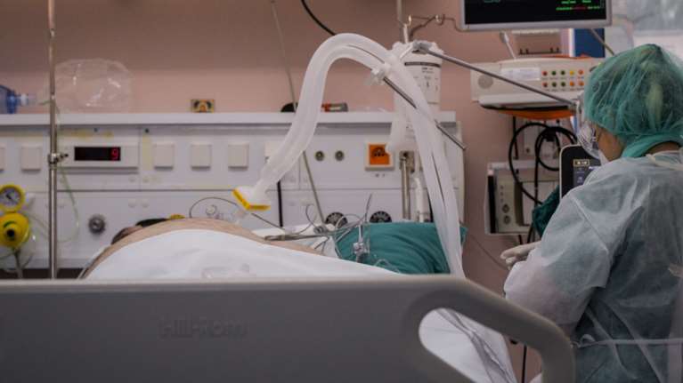 Στους 132 οι νεκροί στην Ελλάδα - Έχασε τη μάχη 91χρονος στο &quot;Σωτηρία&quot;
