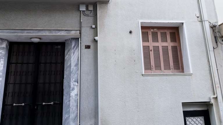 Γυναικοκτονία στον Πειραιά: Ο δράστης έκρυψε το όπλο του εγκλήματος μέσα στην κατάψυξη