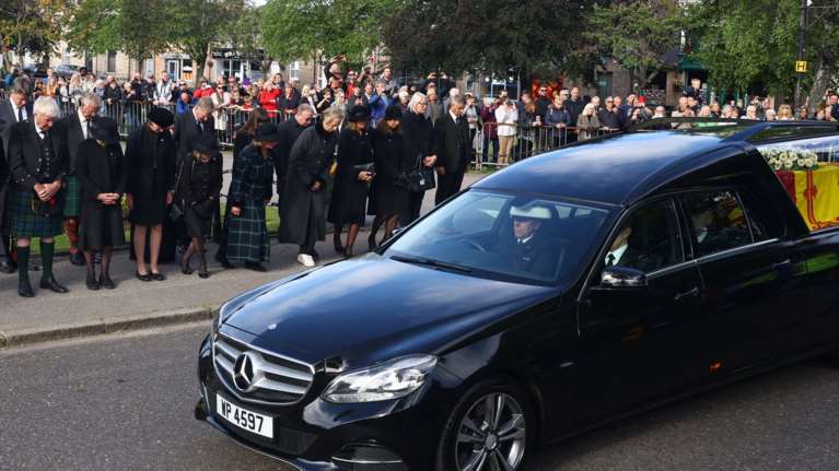 Βασίλισσα Ελισάβετ: Το τελευταίο ταξίδι της &#39;&#39;Λίλιμπετ&#39;&#39; στη Σκωτία - Πλήθος στους δρόμους για το τελευταίο αντίο