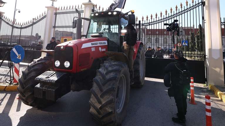 Στο λιμάνι της Θεσσαλονίκης οι αγρότες: Έκλεισε η κεντρική πύλη - Με φέρετρα στα τρακτέρ [εικόνες - βίντεο]