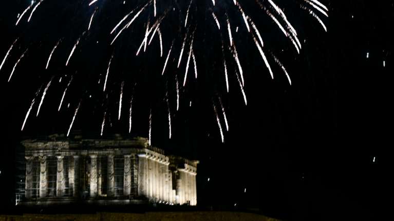 Πρωτοχρονιά: Με λάμψη και φαντασμαγορικό τρόπο καλωσόρισε το 2022 η Αθήνα [Εικόνες - Βίντεο]