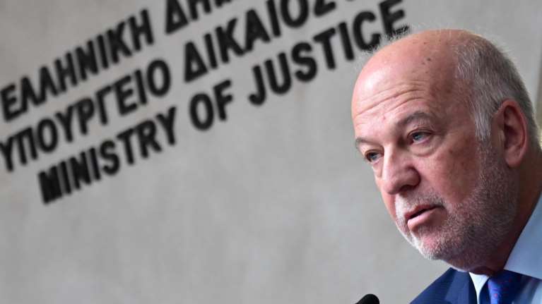 Τα 14 μέτρα Φλωρίδη για την προστασία των θυμάτων ενδοοικογενειακής βίας - &quot;Βραχιολάκια&quot; σε όσους είναι σε επιτήρηση