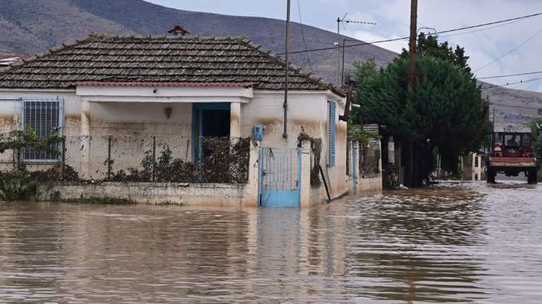 Τριήμερος εφιάλτης στη Θεσσαλία από την κακοκαιρία: 35 φορές μήνυμα 112, διασώσεις με ελικόπτερα και βάρκες