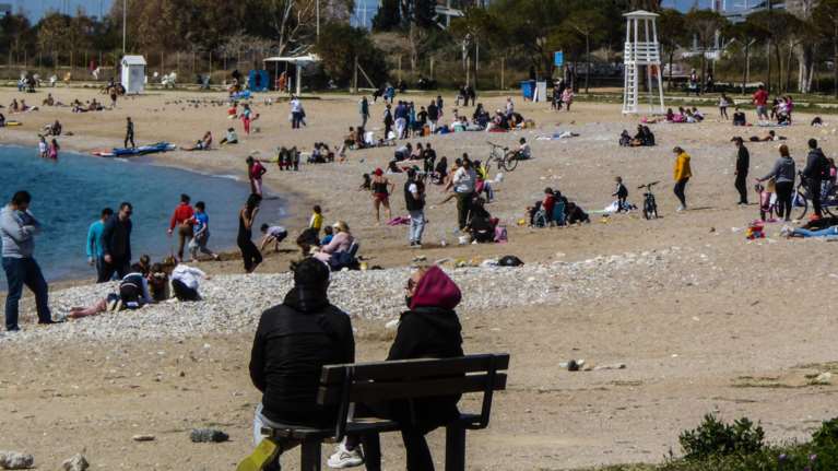 Η Αττική χωρισμένη στα δύο: &quot;Φίσκα&quot; ξανά οι παραλίες - Στις ΜΕΘ κάνουν αγώνα για μια άδεια κλίνη [εικόνες]