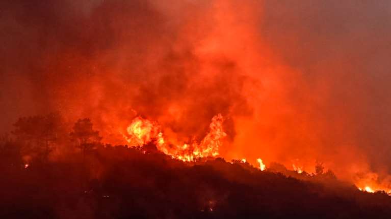 Φωτιά στη Σάμο: Δύσκολη νύχτα με ισχυρούς ανέμους - Έρευνα για εμπρησμό [εικόνες-βίντεο]