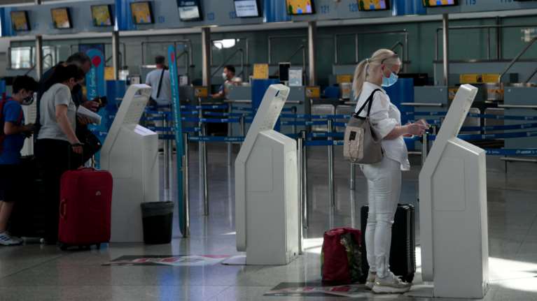 ΗΠΑ: Στέιτ Ντιπάρτμεντ και CDC χαλαρώνουν τους περιορισμούς για τα ταξίδια στην Ελλάδα