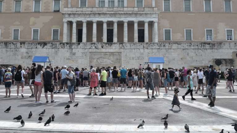 Ανάλυση: Και όμως η Ελλάδα τα πάει καλύτερα με τον κορονοϊό, παρά την αύξηση των κρουσμάτων