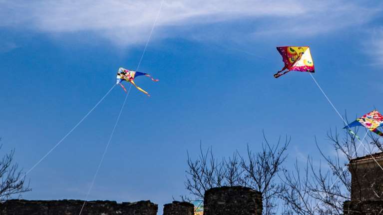 Βροχές και καταιγίδες σήμερα αλλά ανεβαίνει η θερμοκρασία – Με άστατο καιρό το τριήμερο της Καθαράς Δευτέρας