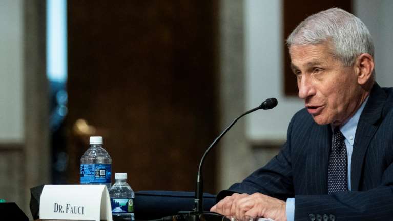 Κορονοϊός - Καμπανάκι από τον Αμερικανό &quot;Τσιόδρα&quot;: Επικίνδυνη η βιαστική διανομή μη ελεγμένου εμβολίου, λέει ο Φάουτσι