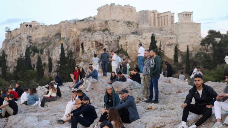 Ο Guardian χαρτογραφεί την ψήφο των νέων: Ο 19χρονος που ψηφίζει ΠΑΣΟΚ, η 17χρονη αναποφάσιστη και η 22χρονη της "χαμένης γενιάς"