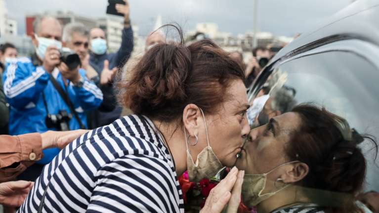 Μίκης Θεοδωράκης: Φιλούσαν τη νεκροφόρα με τη σορό - Συγκλονιστικό &quot;αντίο&quot; στο λιμάνι του Πειραιά [Εικόνες - Βίντεο]