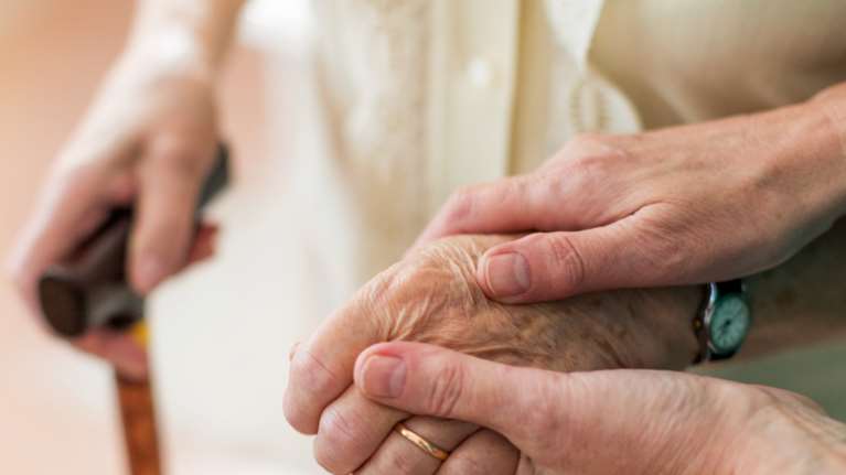 Ξεσκεπάστηκε παράνομο γηροκομείο στις Σέρρες - Συγκάλυπταν τις συνθήκες θανάτων με γιατρούς και γραφεία τελετών