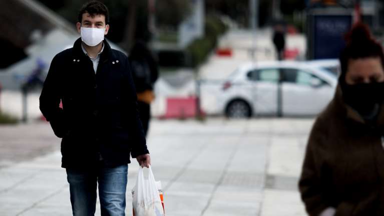 Συνεδριάζουν οι λοιμωξιολόγοι: Στο τραπέζι lockdown για Ιωάννινα, Κάλυμνο, Θάσο - Ερχονται συστάσεις για διπλή μάσκα