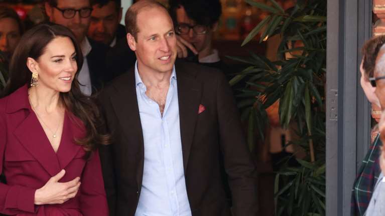 Η statement εμφάνιση της πριγκίπισσας: Η Κέιτ Μίντλετον με το πιο στιλάτο trench dress που είναι... μισό μισό