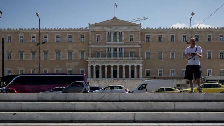 Ιστορικό ρεκόρ ύφεσης: Στο 15,2% το β&#39; τρίμηνο - Τα επίσημα στοιχεία της ΕΛΣΤΑΤ