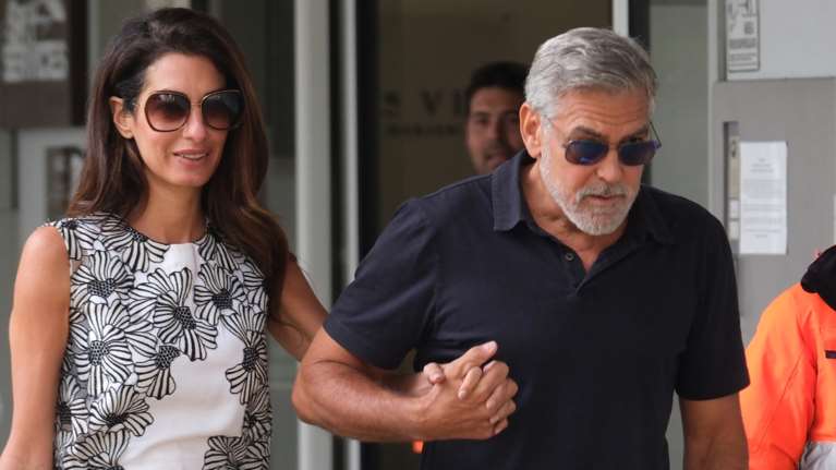 Αμάλ Κλούνεϊ: Μαυρισμένη και λεπτεπίλεπτη με σούπερ μίνι φόρεμα και τον Τζορτζ Κλούνεϊ στη Βενετία