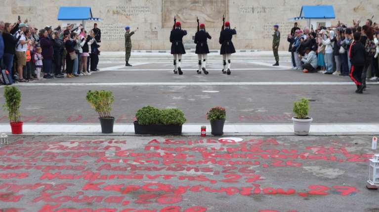 Άγνωστος Στρατιώτης: Τι προβλέπει η τροπολογία - Το τρικ με τα δύο υπουργεία - Τι θα γίνει με τα ονόματα των θυμάτων των Τεμπών