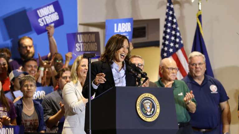 Καμάλα Χάρις: Η αφοπλιστική απάντησή της σε ψηφοφόρο των Δημοκρατικών που φώναζε "Ο Τραμπ στη φυλακή" [βίντεο]