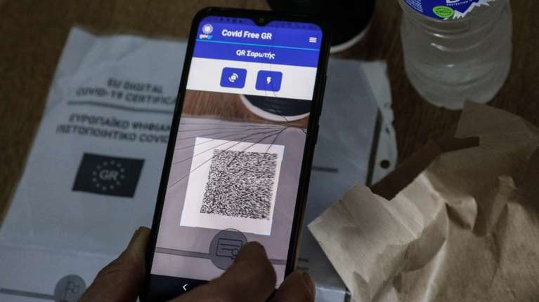 Πλαστά πιστοποιητικά εμβολιασμού στη Βουλγαρία: Η "χρυσή μπίζνα" και οι Έλληνες που έδιναν 300 ευρώ