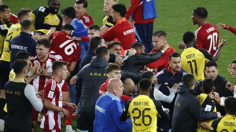 Super League: Η ΔΕΑΒ καλεί σε ακρόαση Ολυμπιακό, ΑΕΚ, Αλμέιδα και οκτώ παίκτες για το ξύλο μετά τη λήξη του ματς