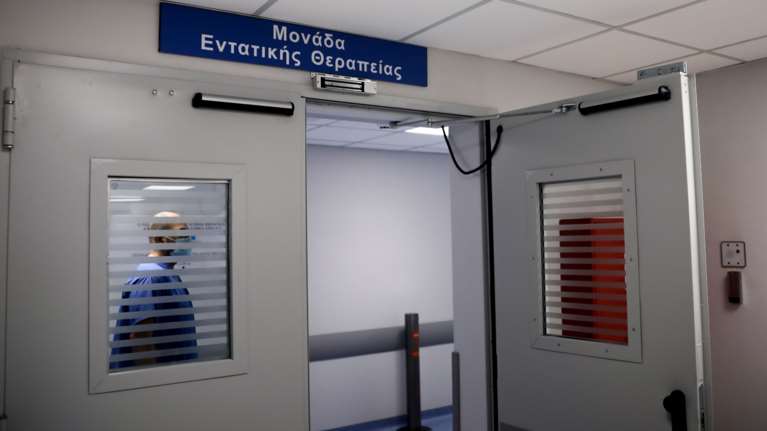 Χαροπαλεύει 42χρονος - &quot;Θρόμβωση και σύνδρομο Guillain Barre 10 μέρες μετά το εμβόλιο AstraZeneca&quot; καταγγέλλει η αδερφή του