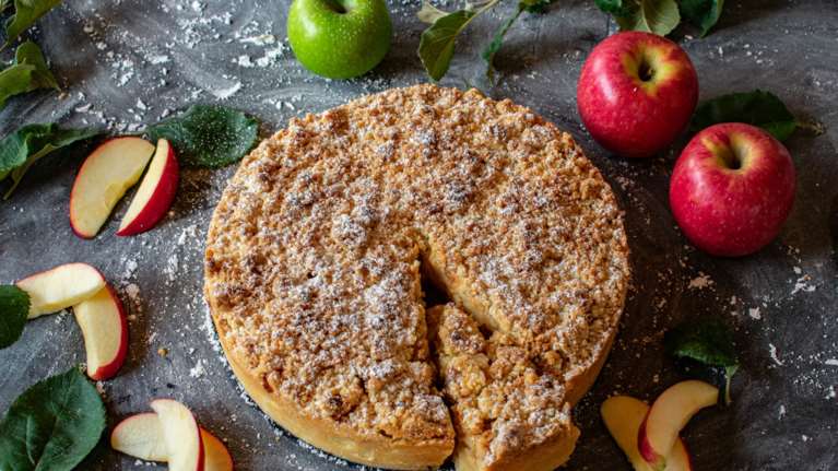 Πετρετζίκης: Τέλειο κέικ μήλου με ελάχιστα υλικά - Ετοιμο σε 20 λεπτά