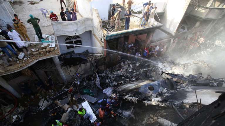 Πακιστάν- Απίστευτη αποκάλυψη: Οι πιλότοι έριξαν το αεροπλάνο γιατί... συζητούσαν για τον κορονοϊό- 97 νεκροί