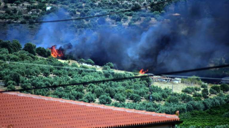 Νέο 112 για τη φωτιά στην Αργολίδα - Απομακρύονται κάτοικοι που είχαν επιστρέψει