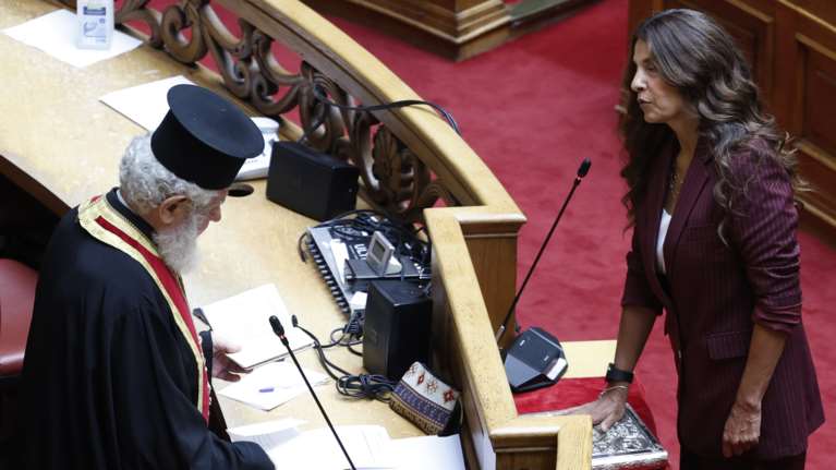 Με θρησκευτικό όρκο η Πόπη Tσαπανίδου μπήκε στη Βουλή: &quot;Έχουμε πολλά να πούμε στη συνέχεια&quot; [εικόνες]