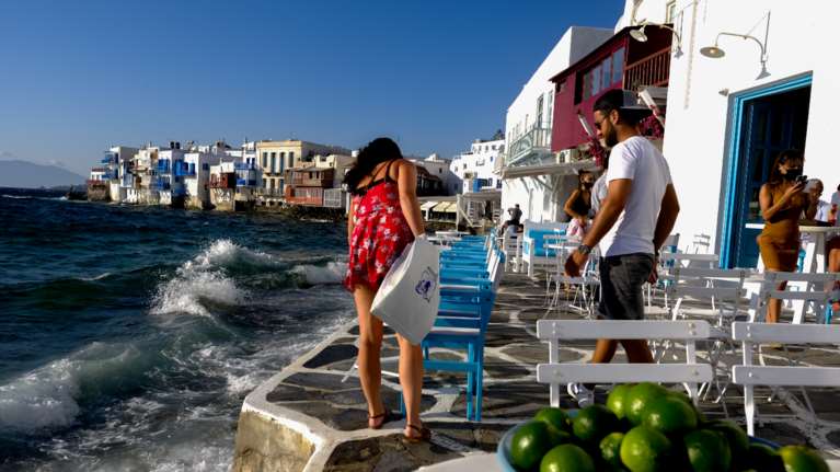 Εκτόξευση του τουρισμού τον Ιούλιο: Άνοδος 49% στις αφίξεις - Ποια είναι τα νησιά &quot;πρωταθλητές&quot;