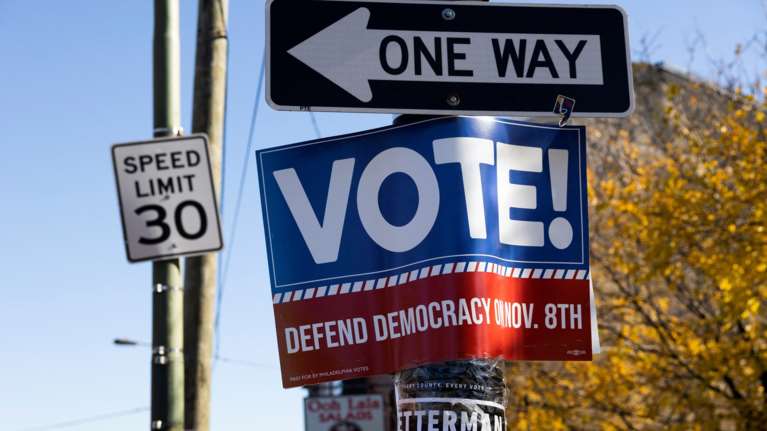 Ενδιάμεσες εκλογές στις ΗΠΑ: Επανεξελέγη πολιτικός που... πέθανε πριν ένα μήνα