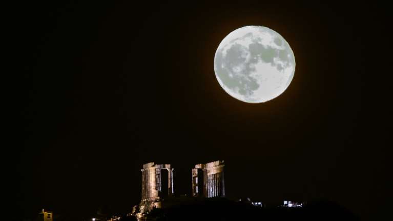 Σήμερα η πανσέληνος του Νοεμβρίου με σεληνιακή έκλειψη - Γιατί ονομάζεται &quot;φεγγάρι του κάστορα&quot;