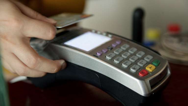 Αντίστροφη μέτρηση για τη διασύνδεση ταμειακών μηχανών με POS - Πρόστιμα &quot;φωτιά&quot; σε όσους δεν συμμορφωθούν