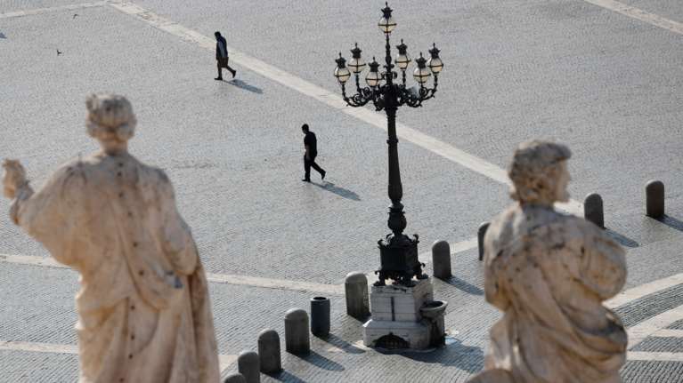 Σοκ στο Βατικανό: Άντρας με κουζινομάχαιρο φώναζε &quot;Θα σας σκοτώσω όλους&quot;