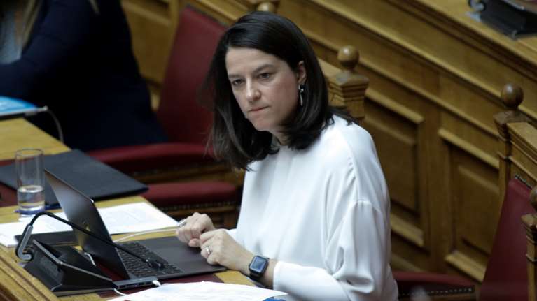 Κόντρα για την τροπολογία του υπουργείου Παιδείας με το voucher των 200 ευρώ - ΣΥΡΙΖΑ και ΚΙΝΑΛ απαντούν στην Κεραμέως
