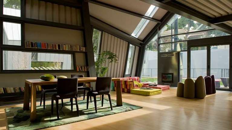 Παιχνίδια γεωμετρίας: Η ιδιαίτερη αρχιτεκτονική των δύο κτιρίων, που στέκονται σαν καθρέφτης το ένα απέναντι στο άλλο