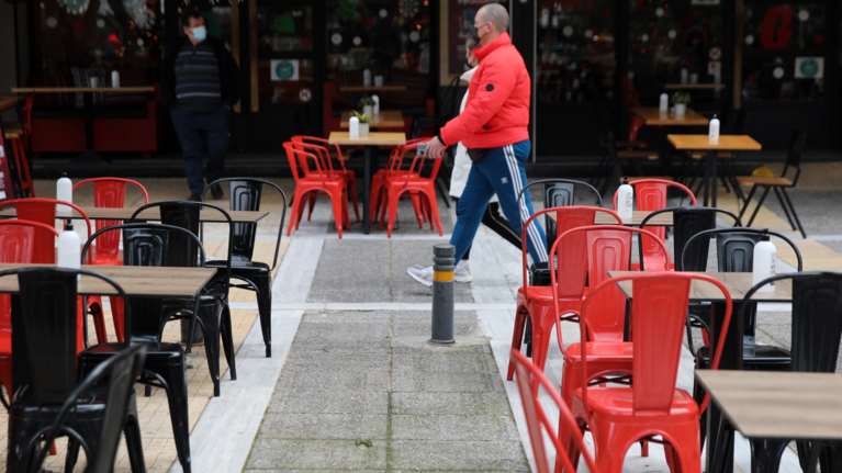 Εστίαση: Τραπεζάκια &quot;έξω&quot; έως τον Γενάρη - Κόντρα Γεωργιάδη-Βουλαρίνου και διαφωνία Πιπιλή