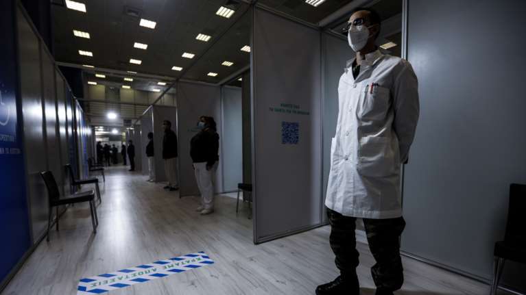 Οι 40- 44 ετών θα μπορούν να επιλέξουν πλέον ποιο εμβόλιο θα κάνουν- Δηλώσεις Θεμιστοκλέους