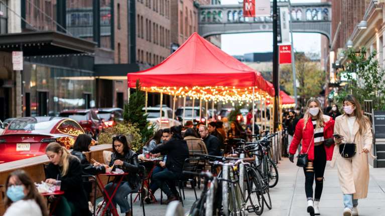 Κορονοϊός: Οι νεκροί στις ΗΠΑ θα ξεπεράσουν αυτούς του Β&#39; Παγκοσμίου Πολέμου - Εκτιμήσεις για 438.000 θανάτους έως τον Μάρτιο του 2021