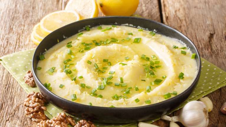 Βελούδινη, γευστική σκορδαλιά από τον Ακη Πετρετζίκη για την 25η Μαρτίου