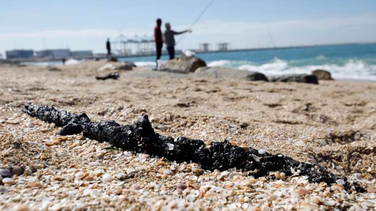 &quot;Μαύρισαν&quot; οι ακτές του Ισραήλ από πίσσα - Η πετρελαιοκηλίδα και η οικολογική καταστροφή