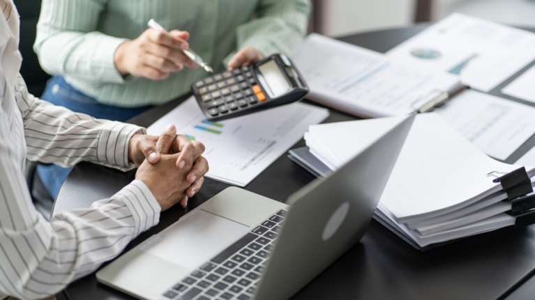 ΥΠΟΙΚ: Αυτοί είναι οι 83 φόροι που μείωσε η κυβέρνηση από το 2019 ως σήμερα [πίνακας]