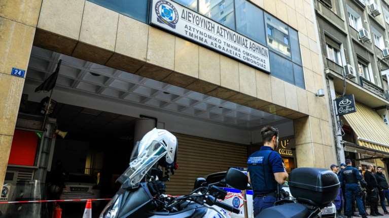 Θα τιμωρηθούν πειθαρχικά οι αστυνομικοί στο Α.Τ. Ομόνοιας: &quot;Κανείς δεν μπορεί να το χρησιμοποιεί σαν ξενοδοχείο&quot;