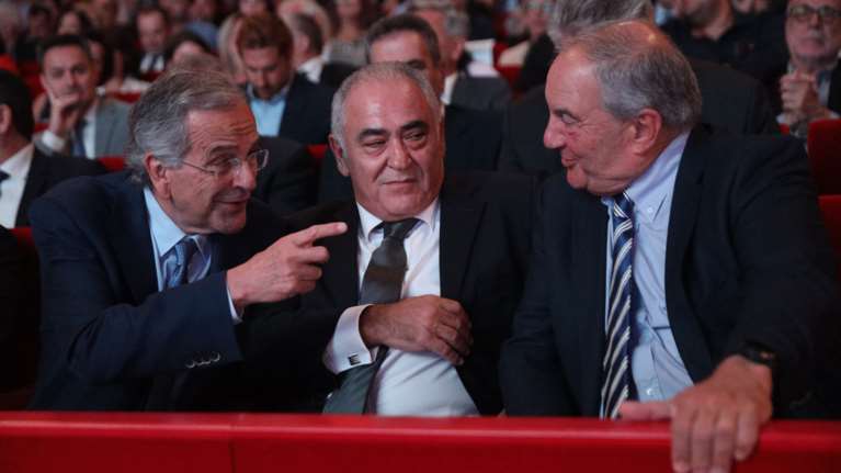 Η νέα κοινή εμφάνιση Καραμανλή - Σαμαρά και η θερμή χειραψία - Έκατσαν μαζί με Ανδρουλάκη και Παππά [εικόνες]