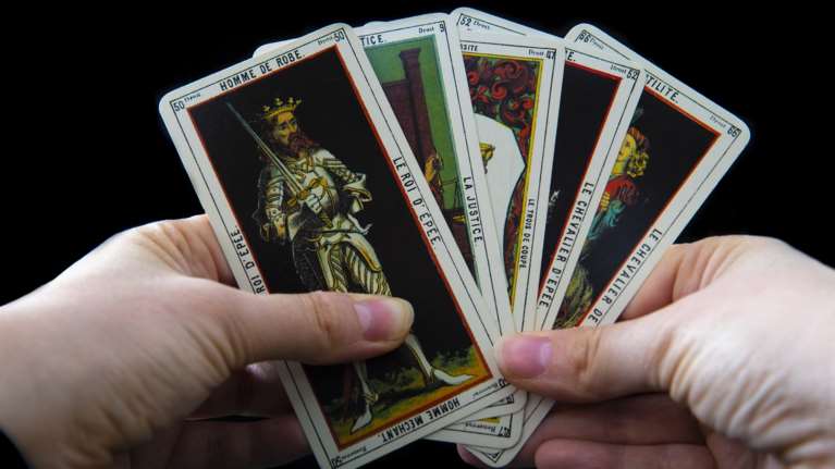 Οι άνδρες παίρνουν μεγαλύτερα οικονομικά ρίσκα εάν ακούσουν καλά πράγματα... στον καφέ ή στα χαρτιά