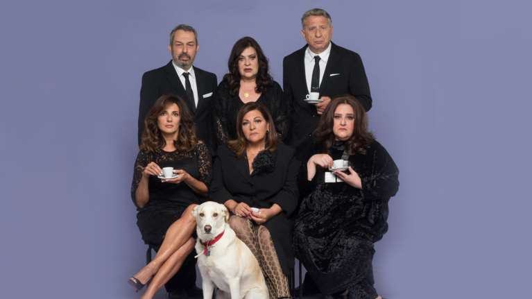 &quot;Μπαμπάδες με ρούμι&quot;: Επιστρέφει 26 χρόνια μετά, η θρυλική θεατρική κωμωδία των Ρέππα- Παπαθανασίου